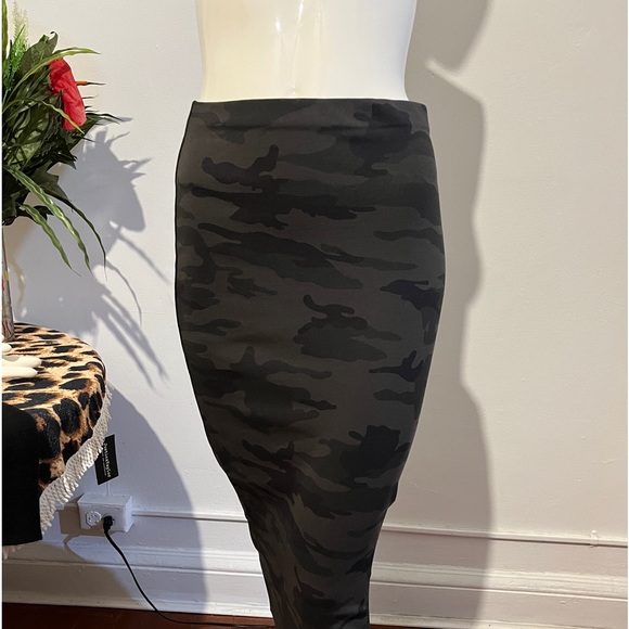Sanctuary Camo Printed Skirt NWT XS New with tag - Picture 11 of 12